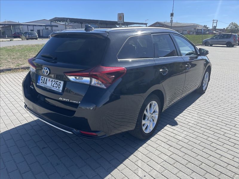 Toyota Auris 1,8 E-CVT Hybrid CZauto 1maj D - fotka 4 z 37