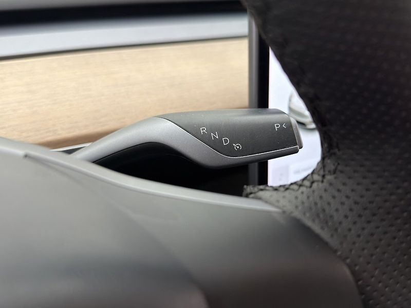 Tesla Model Y Long Range AWD - fotka 14 z 29