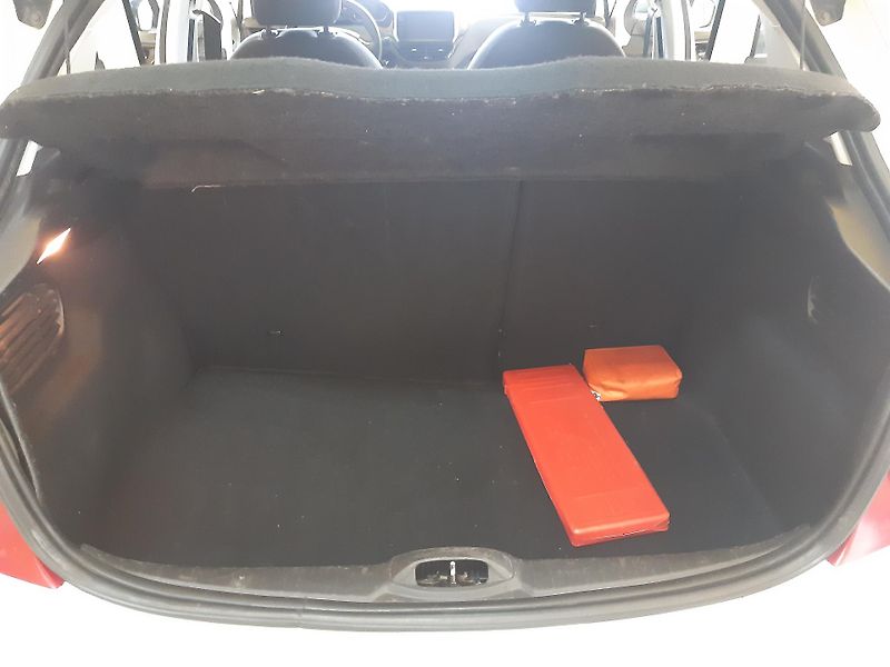 Peugeot 208 1.2 i KLIMA koup. ČR - fotka 21 z 27