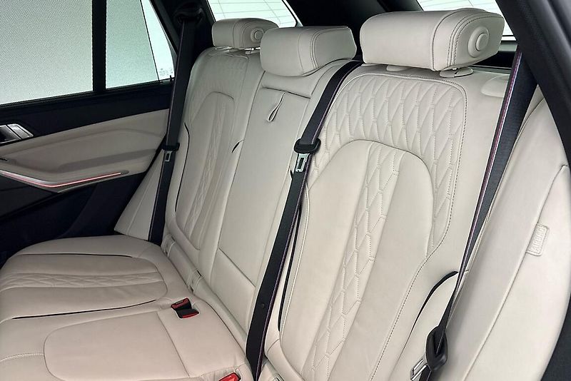BMW X5 M50i - fotka 9 z 30