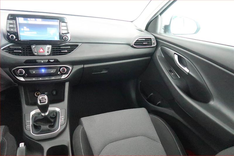 Hyundai i30 (2022) 1.0 T-GDI, ČR,1.maj - fotka 8 z 17