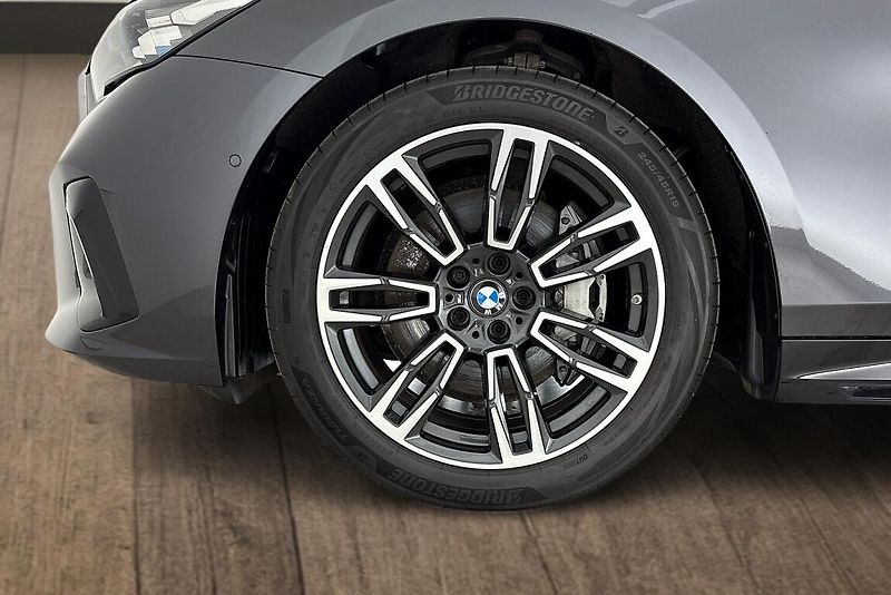 BMW Řada 5 540d xDrive Touring - fotka 6 z 24
