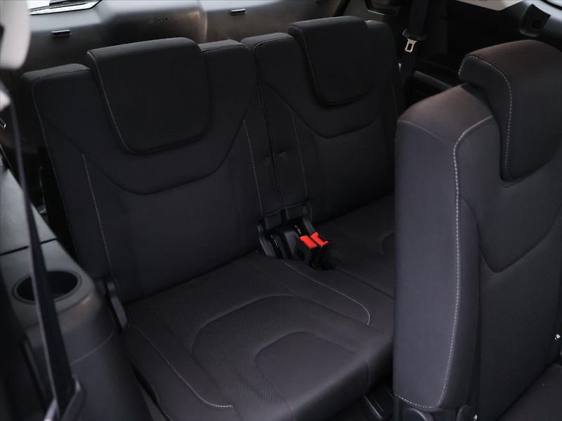 Ford S-MAX 2,0 TDCi Aut. Titanium 7-Míst - fotka 15 z 39