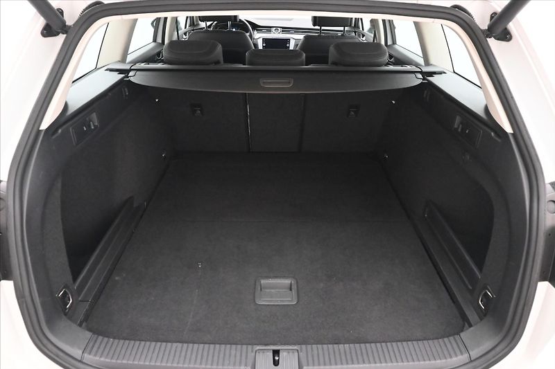 Volkswagen Passat 2,0 TDI 140kW DSG Alltrack 4Mo - fotka 10 z 32