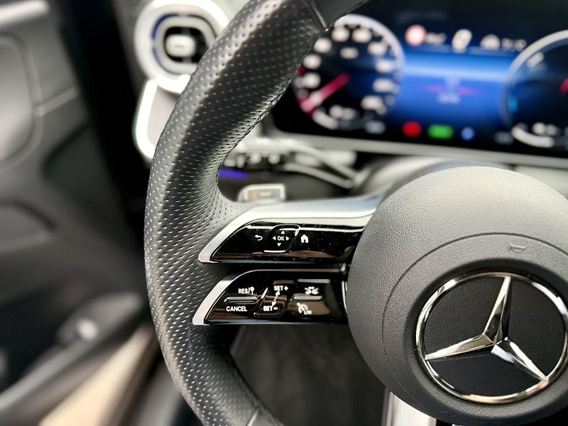 Mercedes-Benz GLC (2023) 300 e 4MATIC SUV - fotka 29 z 48