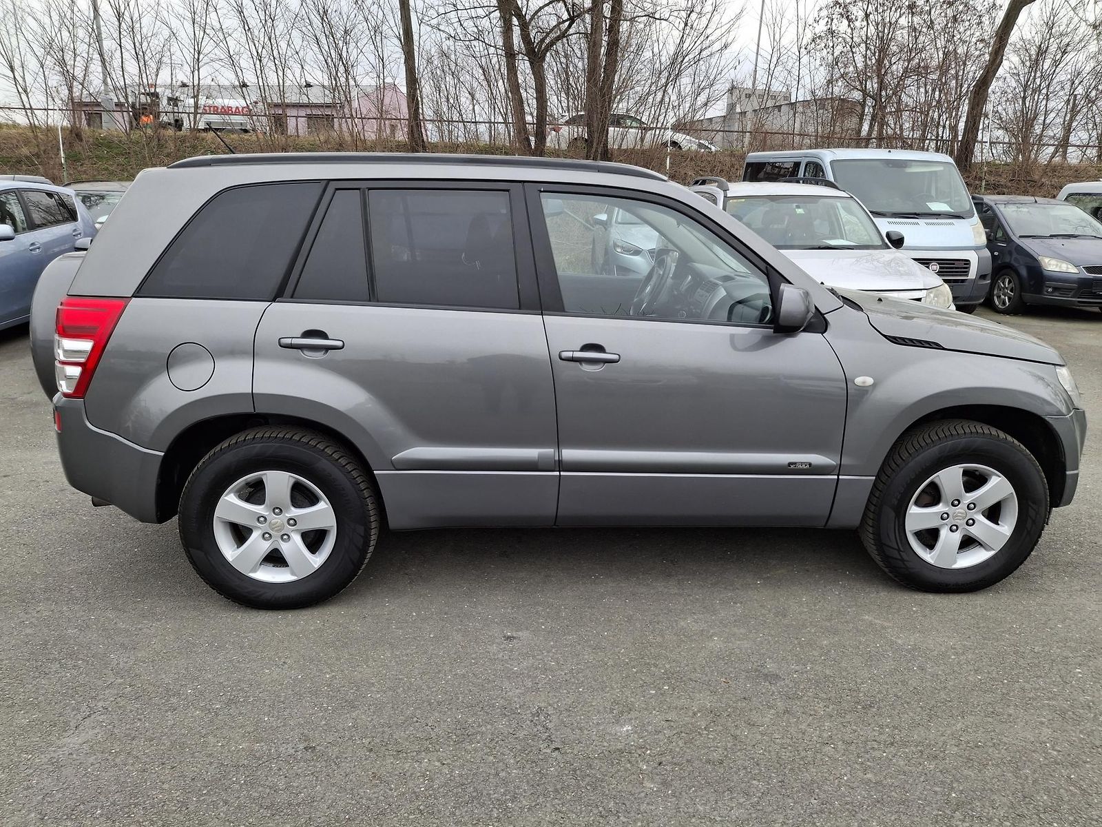 Suzuki Grand Vitara 2.0 benzin  Rezervace