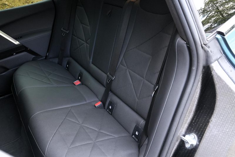 BMW iX 40, SoH 96,8%, SkyLounge,Tažné - fotka 30 z 37