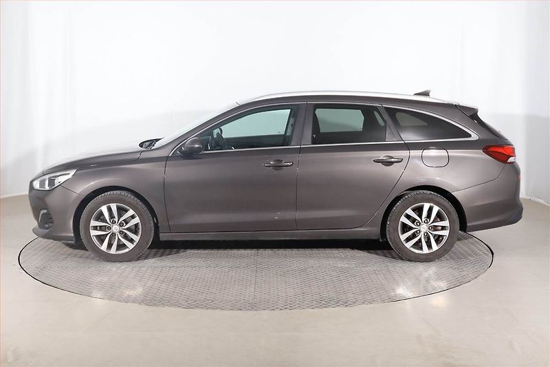 Hyundai i30 (2019) Family 1.4 T-GDI, Serv.kniha - fotka 3 z 22