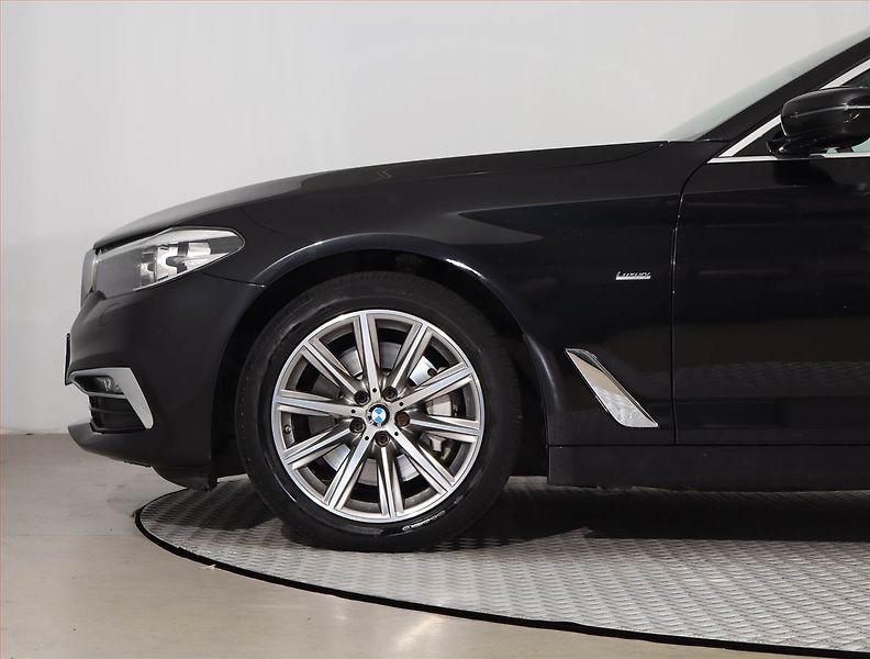 BMW Řada 5 (2017) 530d xDrive - fotka 15 z 27