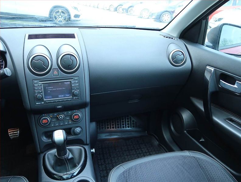 Nissan Qashqai (2013) 1.6, Tempomat, Park. senzory - fotka 8 z 15