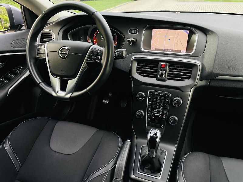 Volvo V40 2.0i MANUÁL KAMERA SERVISKA - fotka 23 z 45