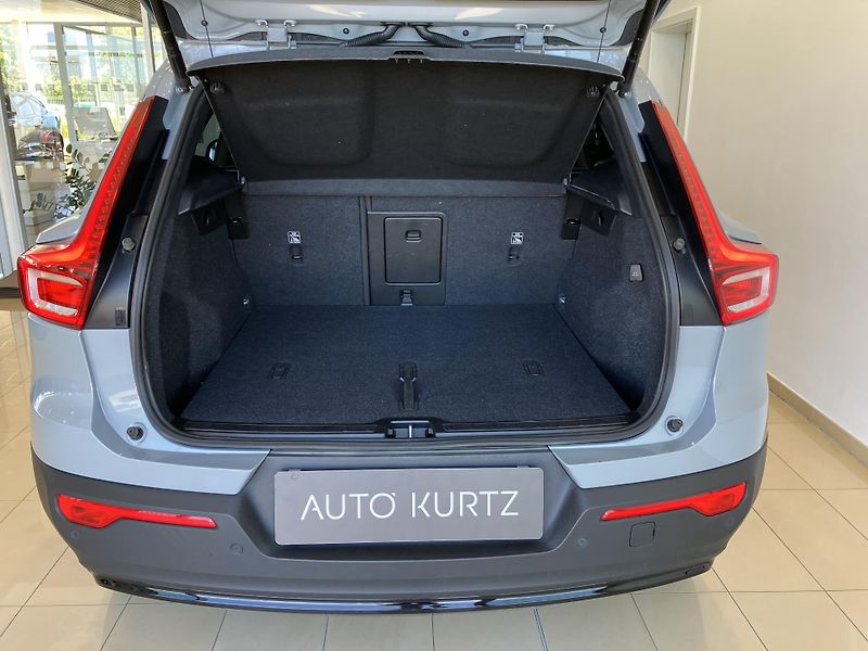 Volvo XC40 B3 FWD Plus Dark AT7  - fotka 9 z 38