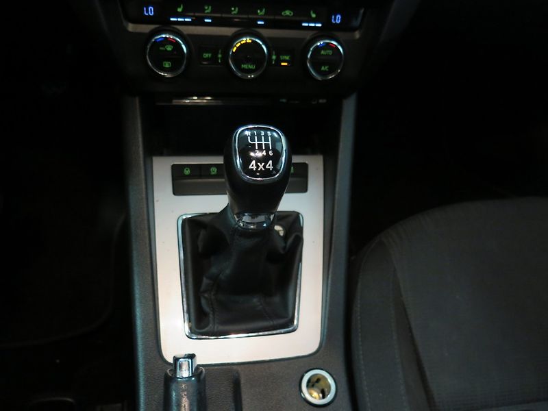 Škoda Octavia (2015) 2.0TDI,4x4,klima,výhřev,rozvod - fotka 8 z 25