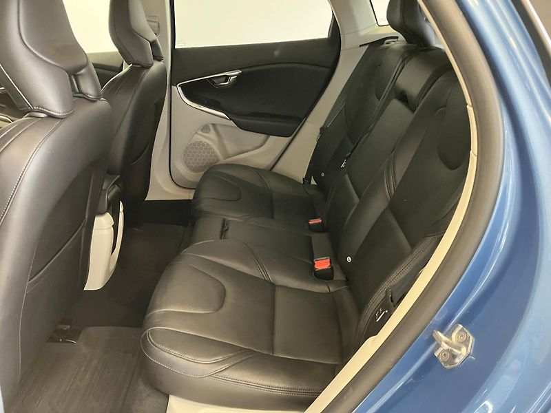 Volvo V40 T3 FWD Summum, MT6 - fotka 10 z 42