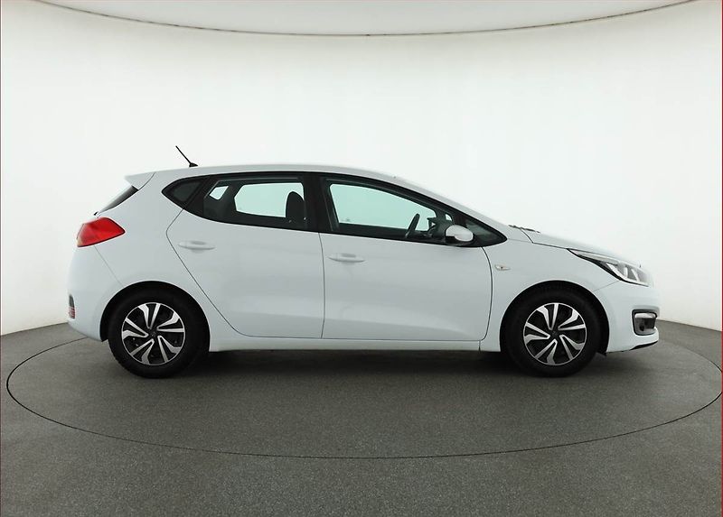Kia Ceed (2016) 1.6 GDI - fotka 6 z 14