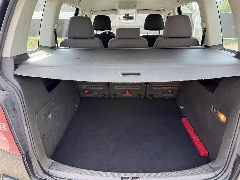 Volkswagen Touran 2,0TDI - fotka 7 z 20