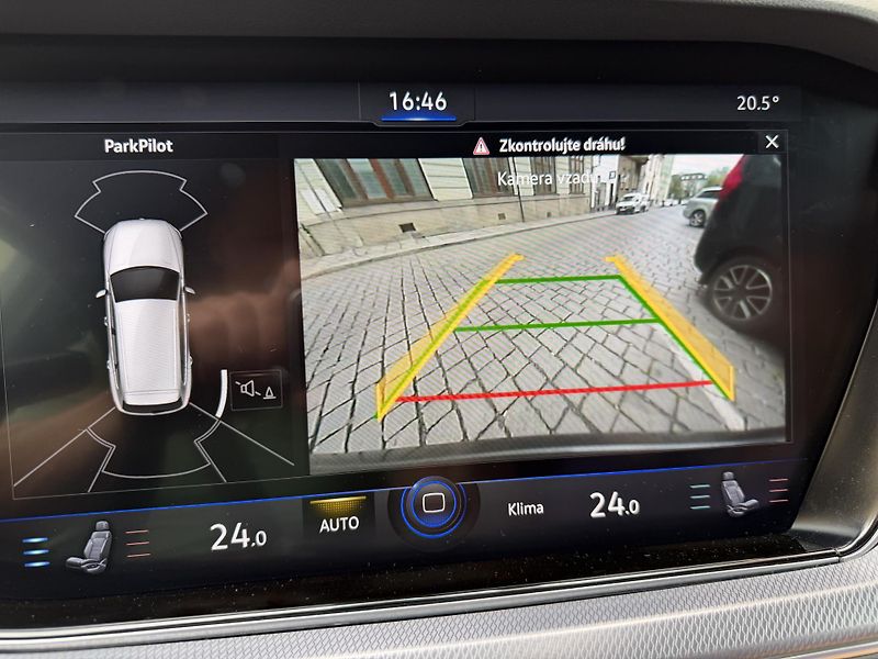 Volkswagen Touareg (2019) Velmi pěkný stav - fotka 30 z 33