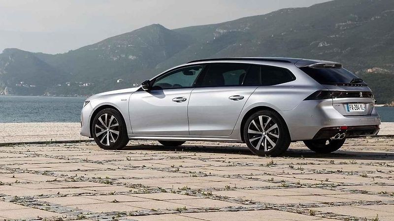 Peugeot 208 při premiéře v Ženevě ukázal naráz běžnou i elektrickou verzi