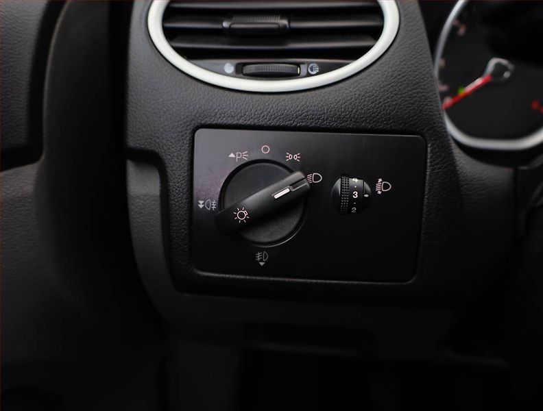Ford Focus (2008) 2.0 TDCi, nová STK - fotka 12 z 14