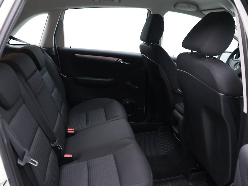 Mercedes-Benz Třídy B 1,5 160 70kW CZ Klima 82.300km - fotka 12 z 27