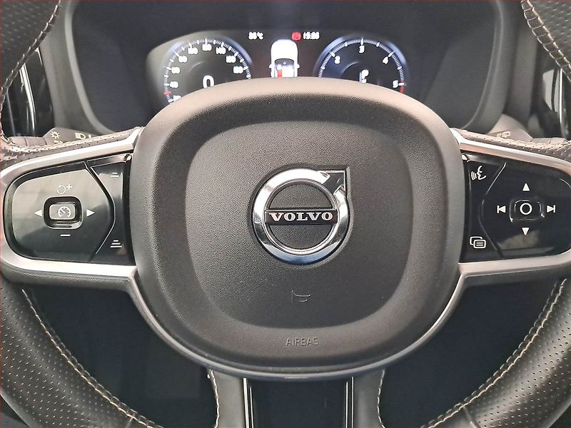 Volvo XC60 (2017) R-Design D4 AWD - fotka 17 z 24