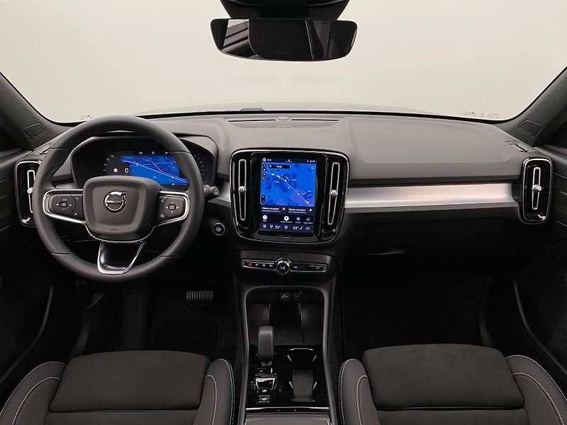 Volvo XC40 (2026) B3 AUT DARK ULTRA  - fotka 2 z 63