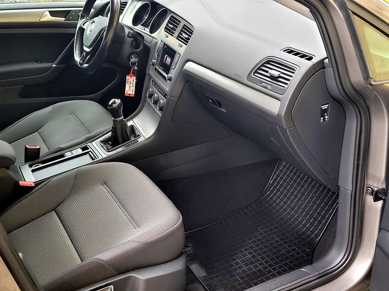 Volkswagen Golf 1,6 TDi CZ*DIGIKLIMA*SERVIS - fotka 21 z 43