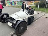 V neděli odpoledne poutal zájem kolemjdoucích před nákupním centrem nevídaný a luxusní sporťák.