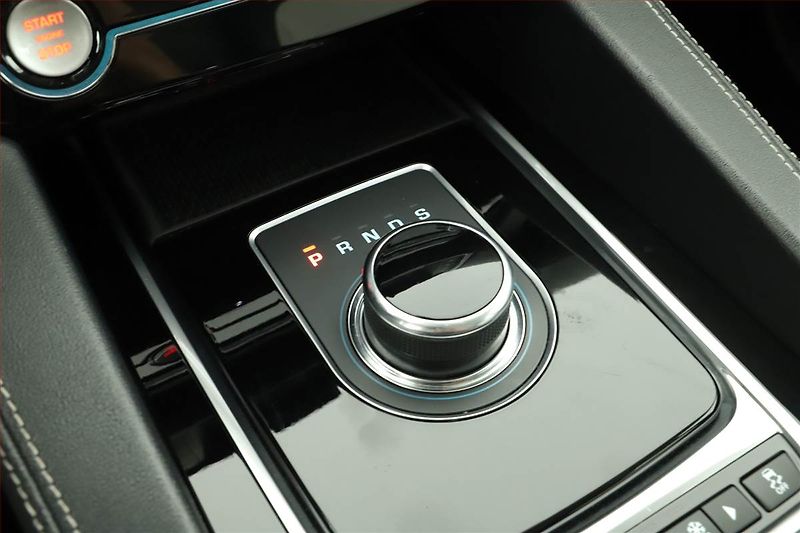 Jaguar F-Pace (2017) 20d AWD, 4X4, Automat, ČR - fotka 10 z 15