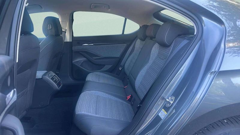 Škoda Superb Liftback Selection  2,0TDI 110 - fotka 7 z 29