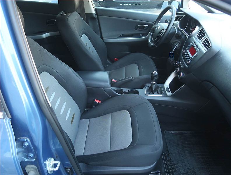 Kia Ceed (2015) Silver 1.6 GDI, Tempomat - fotka 9 z 16