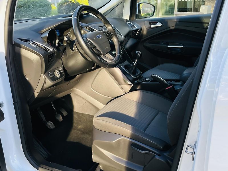 Ford Grand C-MAX 2.0TDCi MANUÁL 7MÍST SERVISKA - fotka 29 z 46