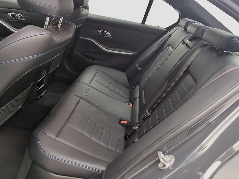 BMW Řada 3 330i xDrive M-Sport Pro Kamera - fotka 8 z 13