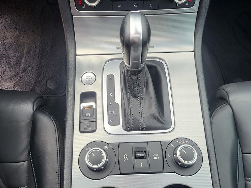 Volkswagen Touareg (2014) 4.2TDi V8 250KW*R-LINE*PANORAM - fotka 25 z 55