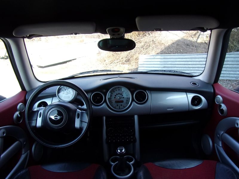Mini Cooper (2003) 1.6i 85kW  SYMPATICKÝ VŮZ - fotka 10 z 18