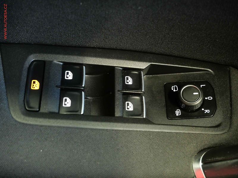 Volkswagen Touran (2017) 1.6TDi, 2.maj, Aut.klima - fotka 15 z 23