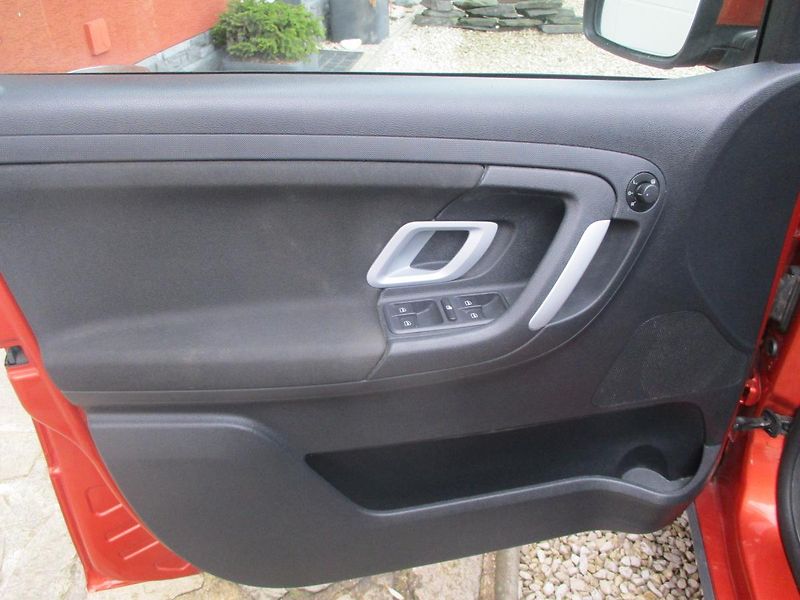 Škoda Fabia 1.6i SCOUT - fotka 8 z 32