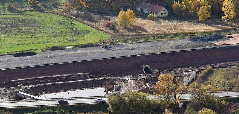 Stavba dálnice D6 u Lubence.