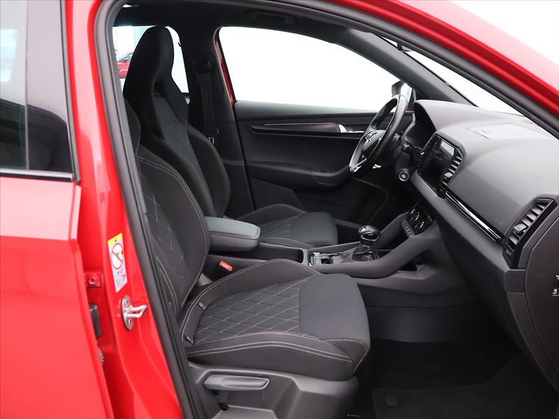 Škoda Karoq 2,0 TSI 140kW DSG CZ Sportline - fotka 13 z 33