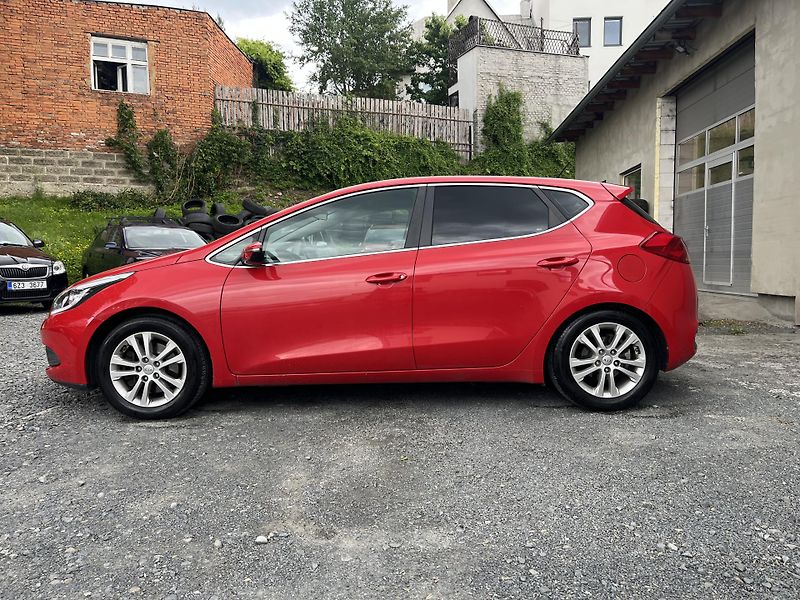 Kia Ceed (2015) 1,6 GDi 99 Kw ČR!!! - fotka 8 z 19