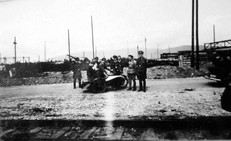 Nákladní vůz Matford při zkoušce umělého zamlžení v areálu chemického závodu v Záluží u Mostu 1. července 1944.