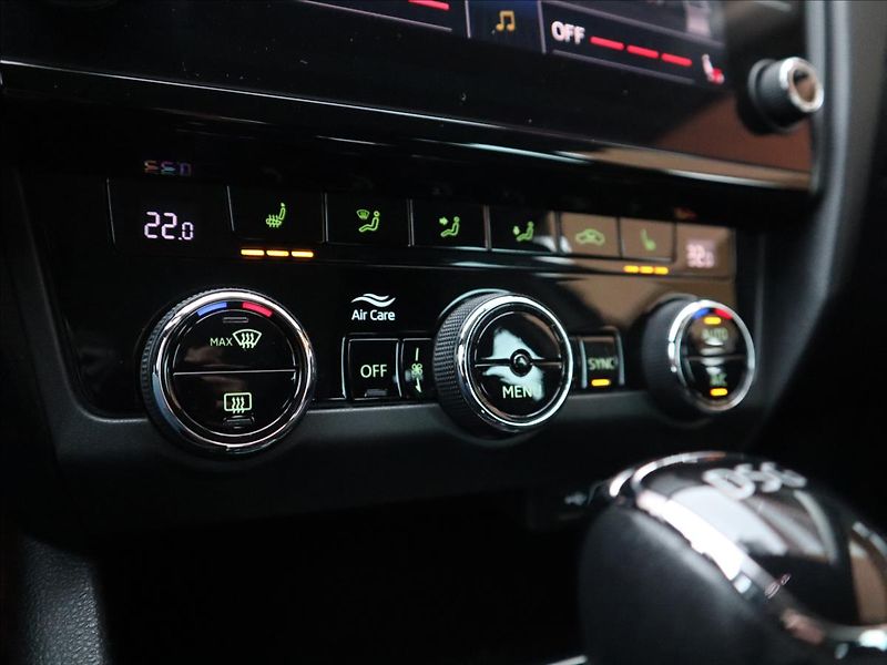 Škoda Octavia 2,0 TDi DSG Style ACC LED - fotka 29 z 41