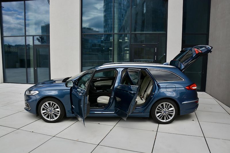 Ford Mondeo 2.0 Hybrid ecvT Aut Vignale P - fotka 6 z 37
