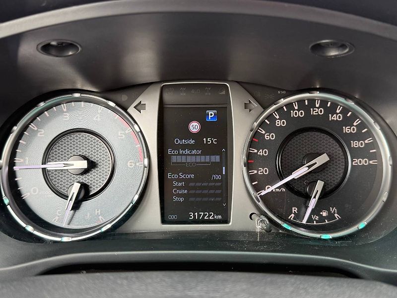 Toyota Hilux (2024) 2.8 D-4D 150 kW Executive 4x4 - fotka 11 z 25