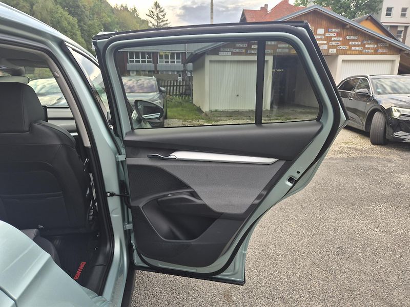 Škoda Enyaq 150kw, iV80 19ALU SOH 90% - fotka 37 z 44