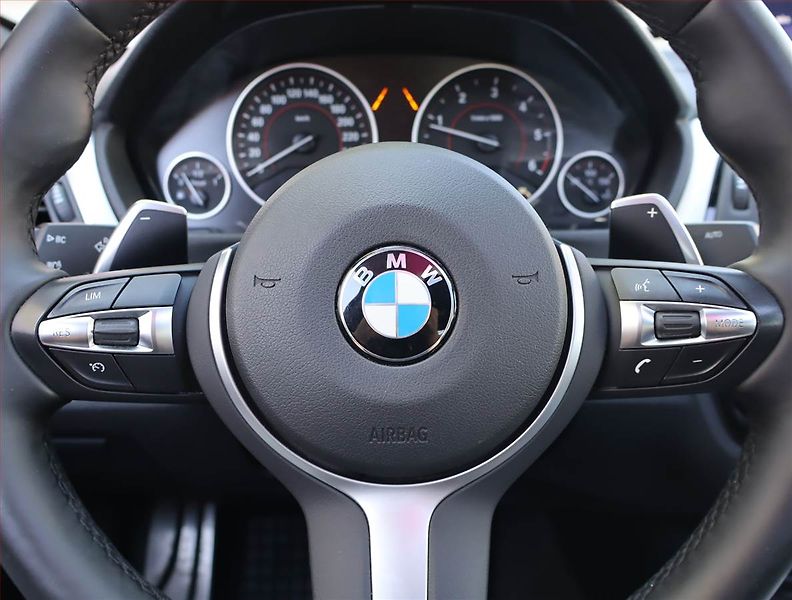 BMW Řada 3 (2018) 320d xDrive GT, 4X4, Automat - fotka 17 z 19