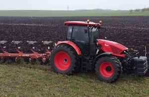 Traktor Zetor Řady 6. Dá se říct, že Zetor tímto strojem posouvá svou techniku výrazně dopředu. Foto Se svolením Zetor Tractors