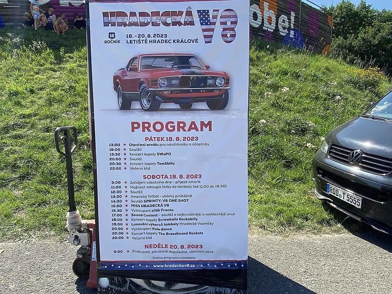 Stovky amerik zaplnily na víkend hradecké letiště.