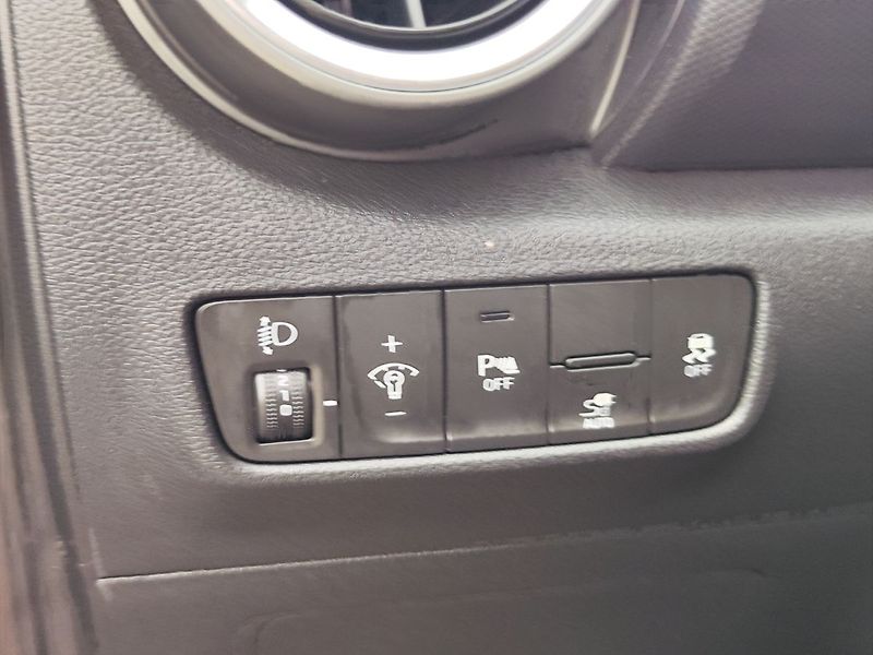 Hyundai Kona EV/64kWh Czech Edition AT - fotka 31 z 35