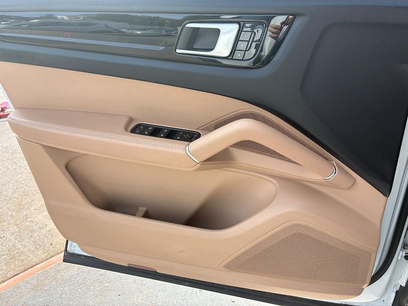 Porsche Cayenne (2019) 3.0, 250KW, 4x4, 360°, KEYLESS - fotka 26 z 38
